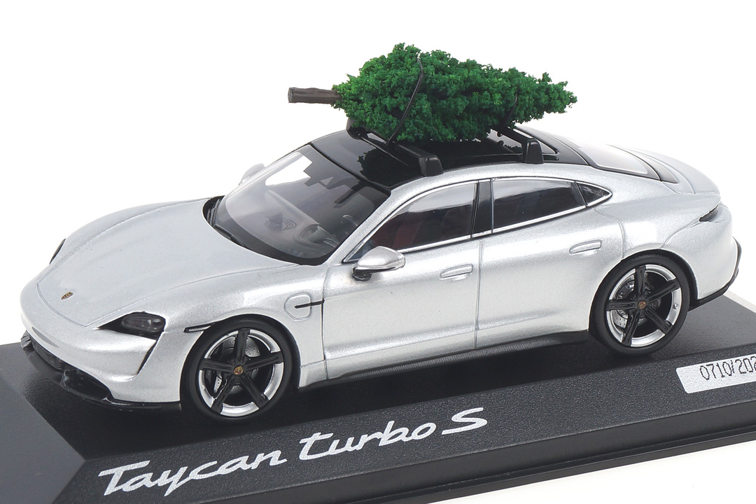 Porsche Taycan Turbo S Dolomitsilber mit Tannenbaum Minichamps 1:43 WAP0207800MCHR