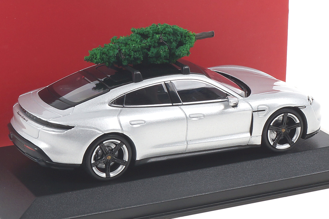 Porsche Taycan Turbo S Dolomitsilber mit Tannenbaum Minichamps 1:43 WAP0207800MCHR