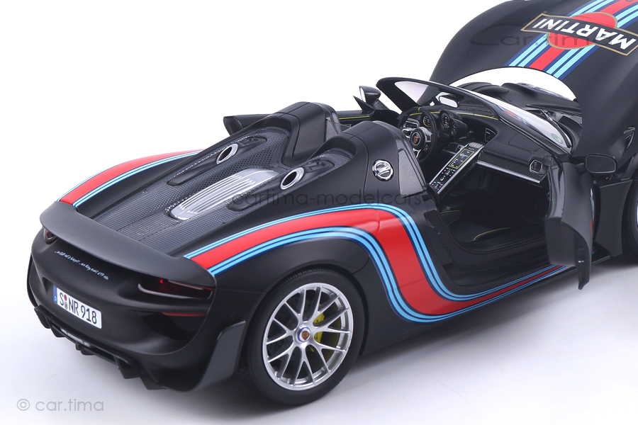 Porsche 918 Spyder Weissach Package matt schwarz mit Martini Minichamps 1:18 110062445