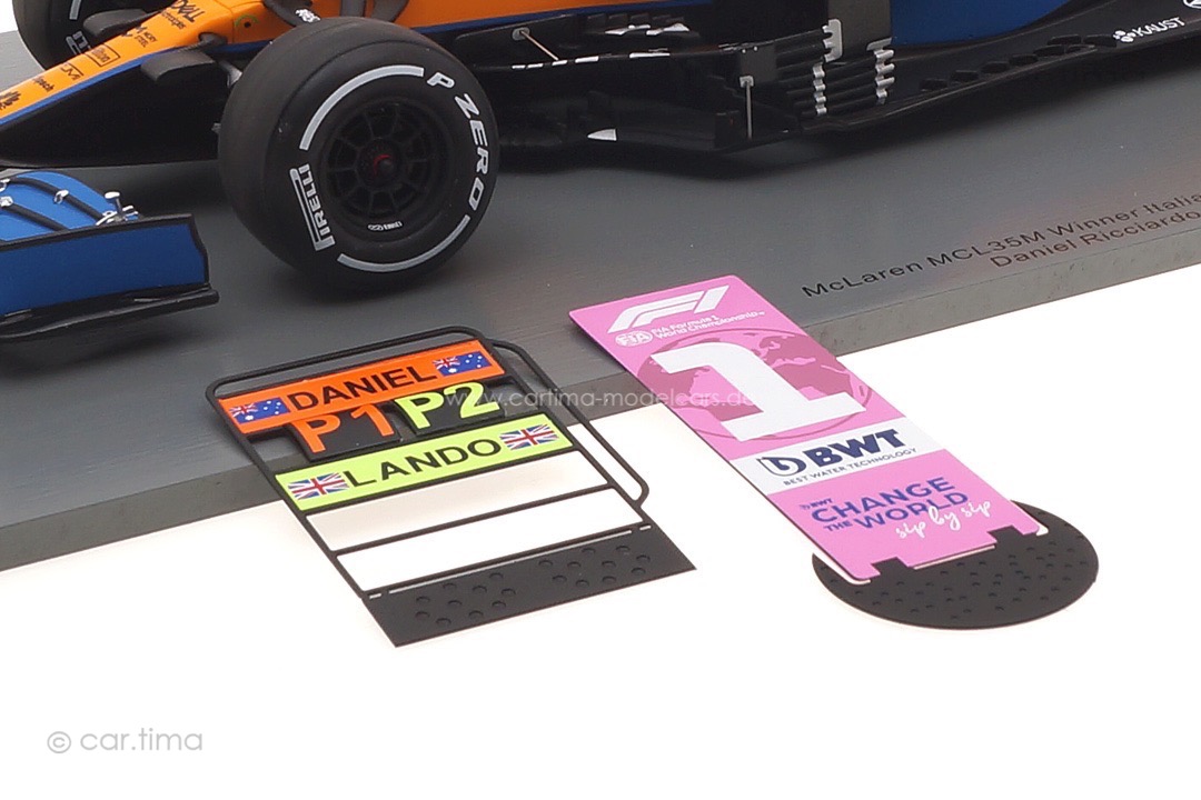 McLaren MCL35M Winner GP Italien 2021 Daniel Ricciardo/pit board Spark 1:18 18S602