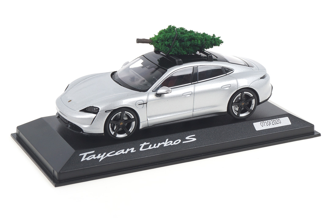 Porsche Taycan Turbo S Dolomitsilber mit Tannenbaum Minichamps 1:43 WAP0207800MCHR